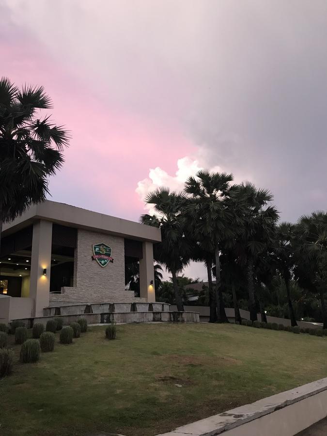 Suwan Golf & Country Club Guest House Nakhon Chai Si Exterior photo